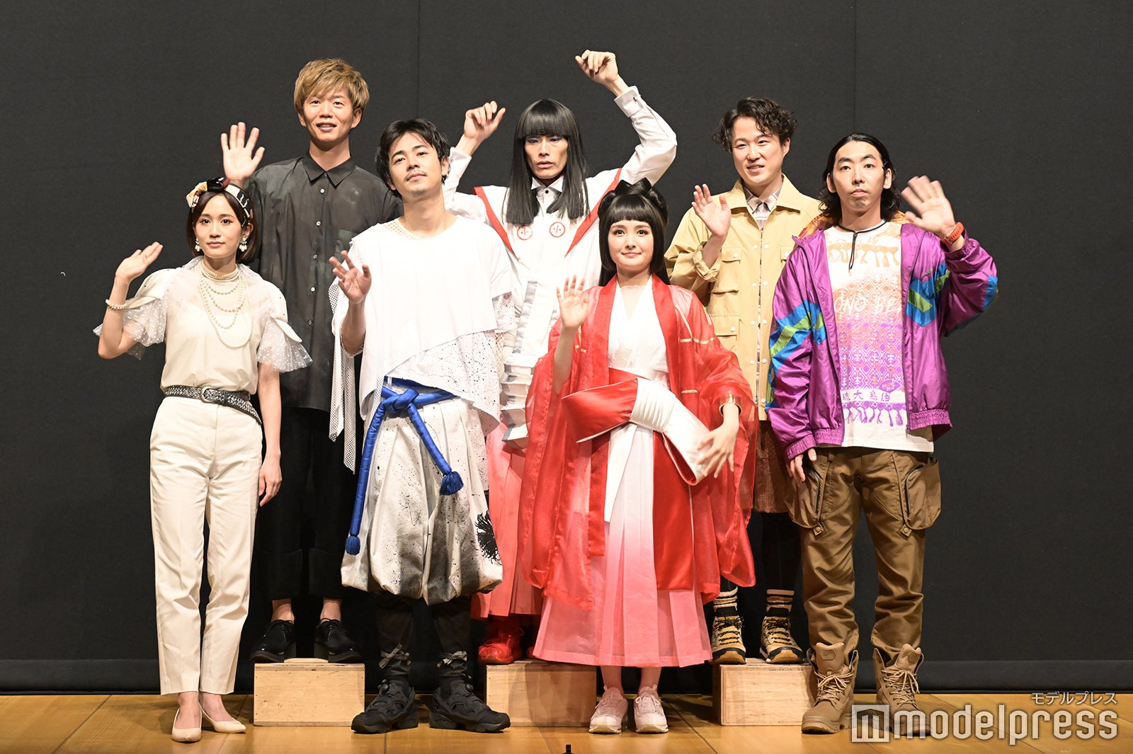 (後列左から)杉原邦生氏、玉置玲央、大鶴佐助／（前列左から）前田敦子、成田凌、葵わかな、柄本時生（C）モデルプレス