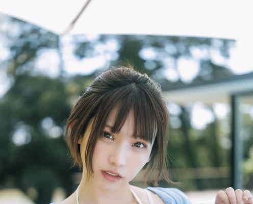 えなこ、スカイブルーの爽やかビキニで美バスト開放