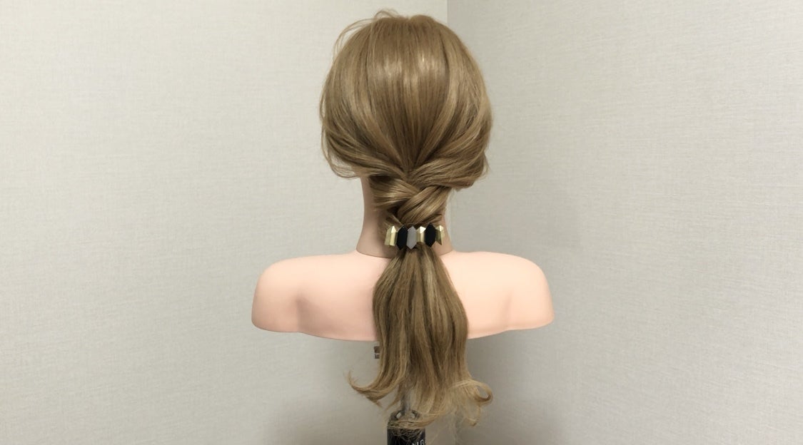 毛量多めさんだからできる ゴムだけで簡単 ふんわりエアリーなローポニーヘアアレンジ モデルプレス 毛量多めさんだからできる ゴムだけで簡単 ふんわりエアリーなローポニーヘアアレンジ モデルプレス