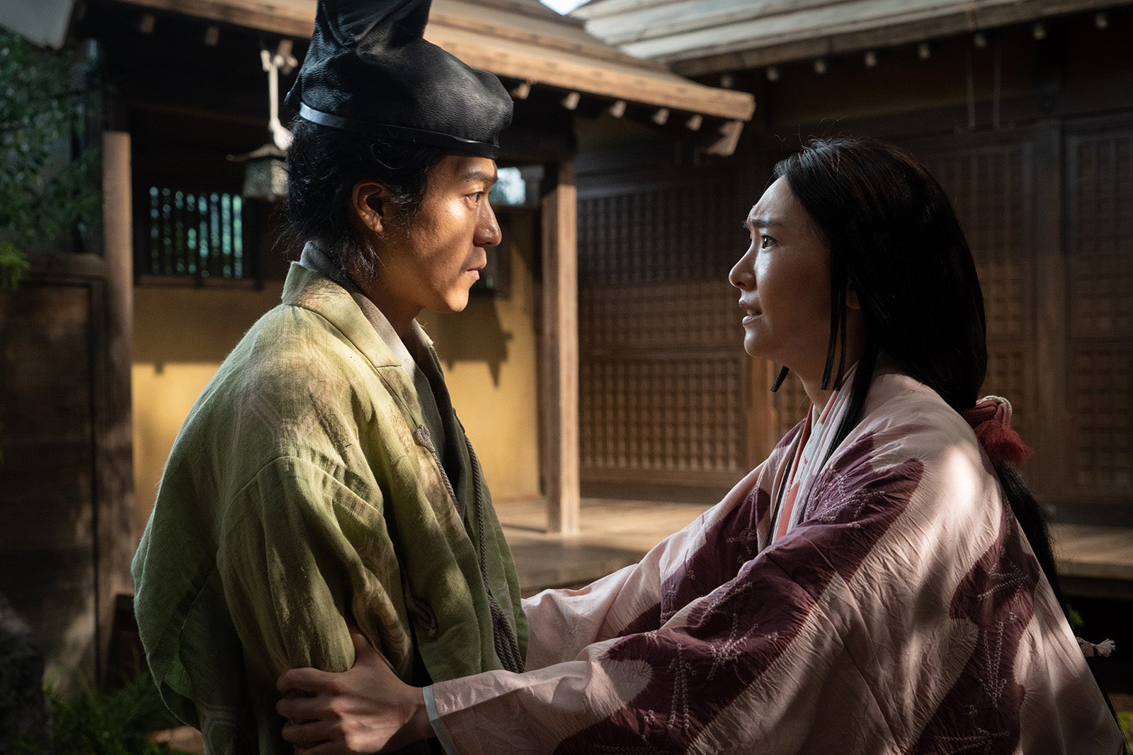 （左から）小栗旬、新垣結衣（C）NHK