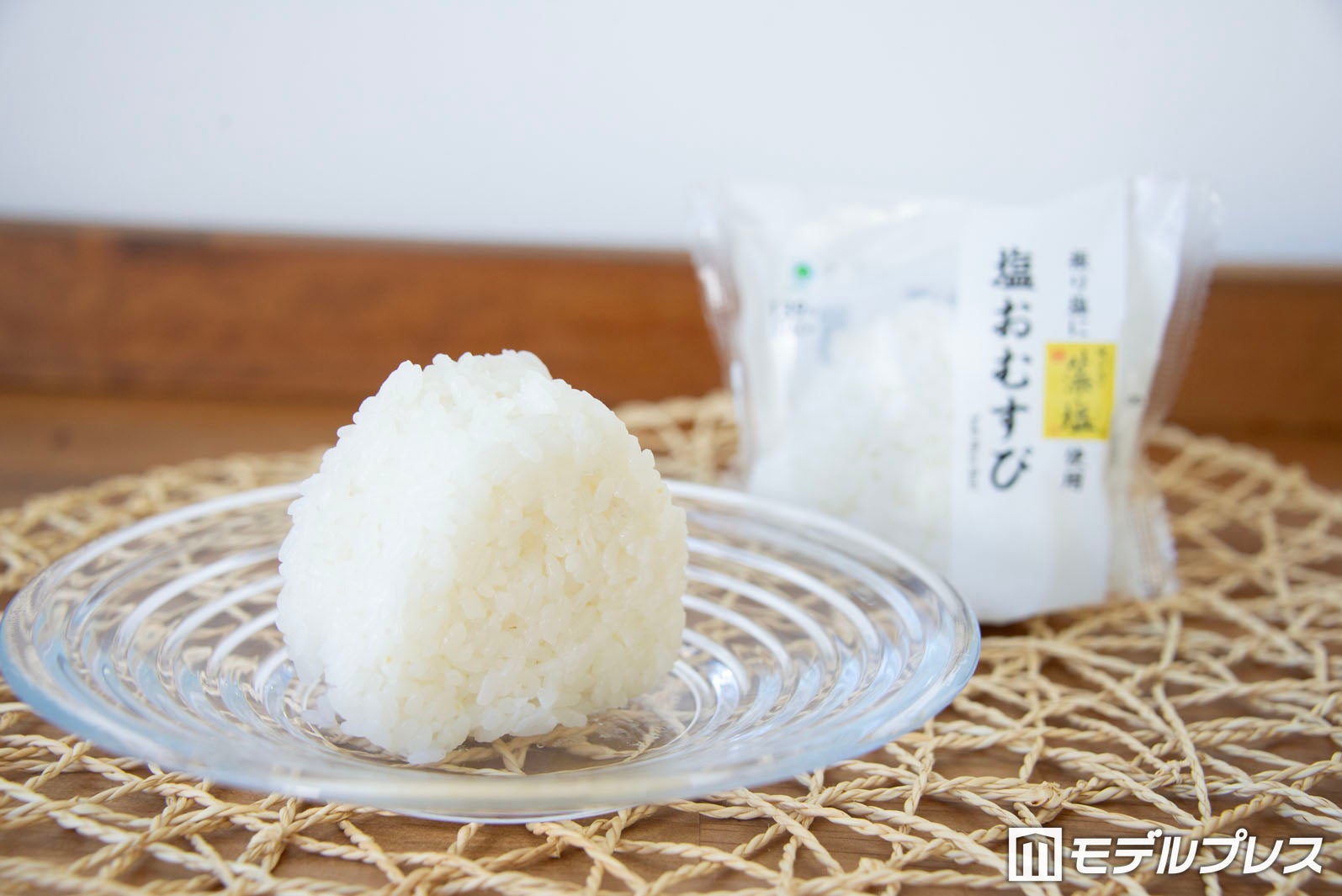 「塩おむすび」税込150円（C）モデルプレス