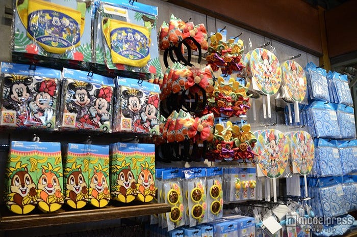 カラフルなグッズが並ぶ