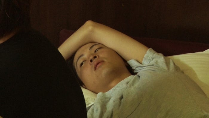 部屋にこもってしまうトム「あいのり:Asian Journey」シーズン2第7話より(C)フジテレビ