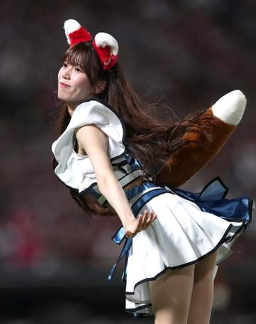 日本ハム 赤きつねが「かわいい」「あざといな」マツダに遠征でイメージがらりのFガールに反響 中継席では広島元監督も！？
