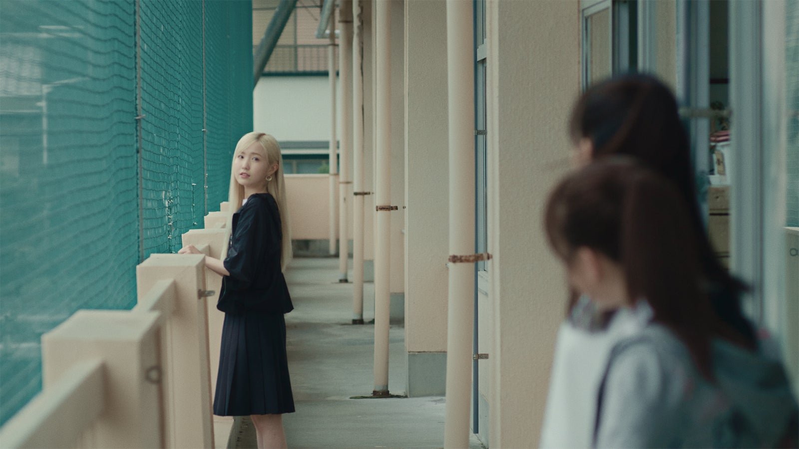 本田仁美　AKB48 58thシングル「根も葉もRumor」MVより（C）AKB48／キングレコード