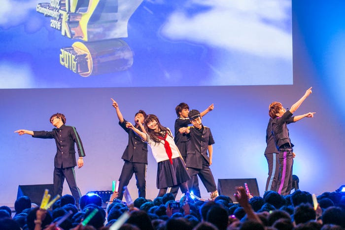 この日限りの学生服衣装でパフォーマンス(画像提供:スターダスト音楽出版)