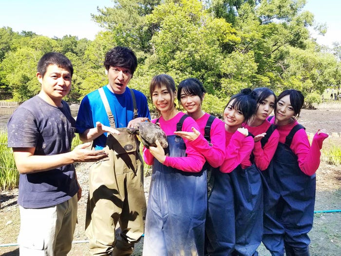 (左から)加藤先生、田中直樹、大家志津香、横山由依、向井地美音、加藤玲奈、峯岸みなみ(C)テレビ東京