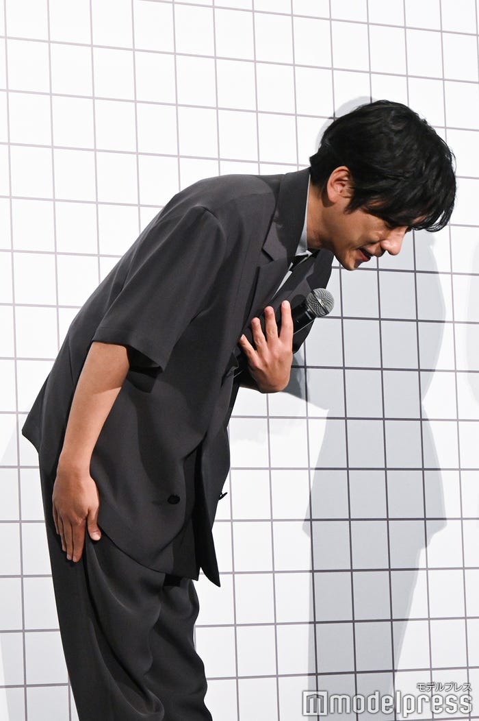 観客から拍手され深々とお辞儀をする二宮和也(C)モデルプレス