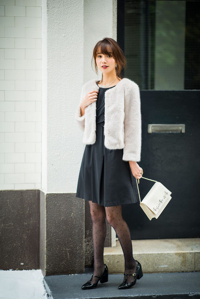 ビジューつきファーコート¥18,000/JILL by JILLSTUART、カシュクールワンピース¥21,000/Rirandture、イヤリング¥5,900/imac、ネックレス¥16,000/imac Planet(imac)、バッグ¥7,400/SMIR NASLI、パンプス¥21,000/ダニエラ タム(ダニエラ&ジェマ)、ストッキング/私物(C)TOPLOG