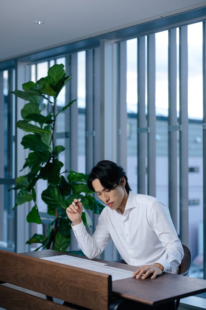 河村広貴氏/本社河村デスクにて撮影/提供写真