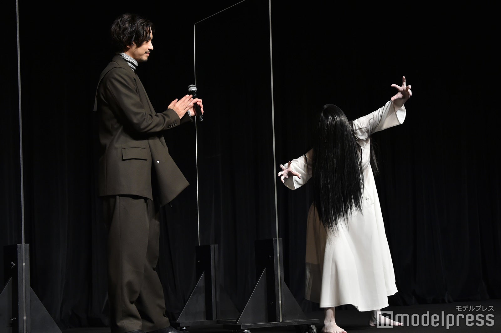 ポーズを決める貞子に拍手する黒羽麻璃央（C）モデルプレス