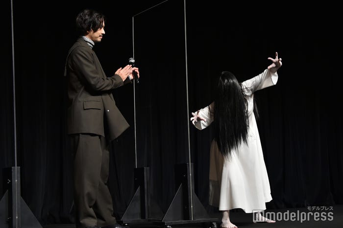 ポーズを決める貞子に拍手する黒羽麻璃央(C)モデルプレス