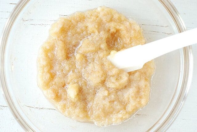 をおろし器ですりおろし、砂糖とレモン汁を加えよく混ぜる。