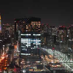 部屋から見るTAKANAWA GATEWAY CITYの夜景(C)モデルプレス