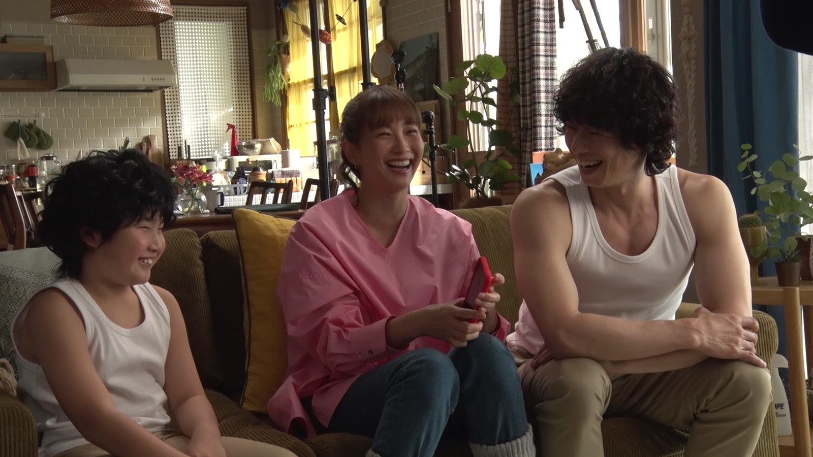 （左から）みずき君、藤本美貴、庄司智春／新TVCM「スマホいつ持たせるか問題」篇メイキングより（提供写真）