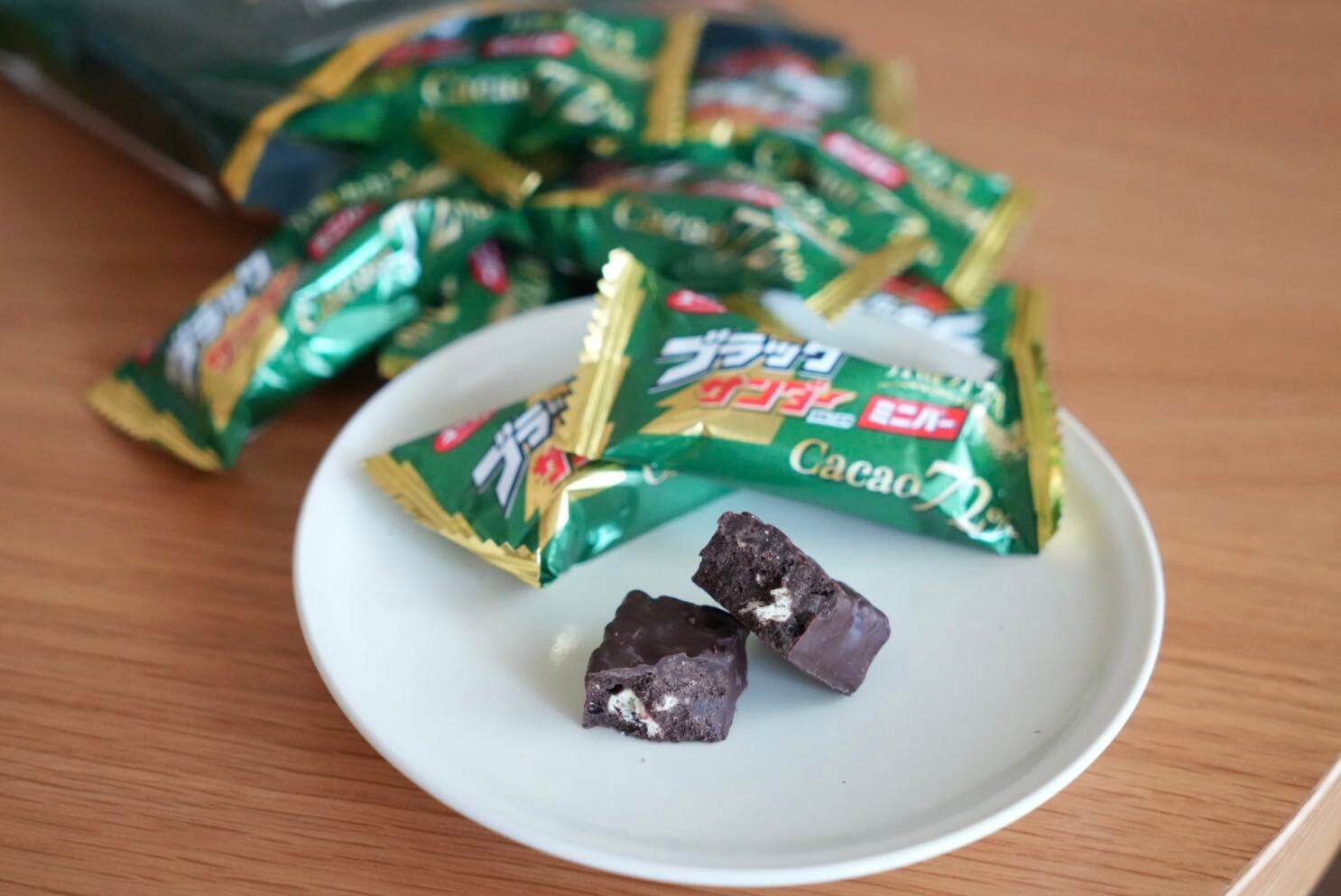 【ブラックサンダー新作】甘すぎなくてザクザクおいしい！ ダークチョコ好きも大満足した「ミニバーCacao72%」