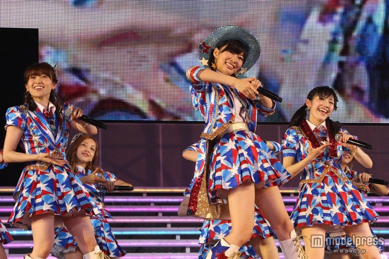 「恋するフォーチュンクッキー」／「AKB48 2013真夏のドームツアー～まだまだ、やらなきゃいけないことがある～」福岡公演2日目より（C）AKS