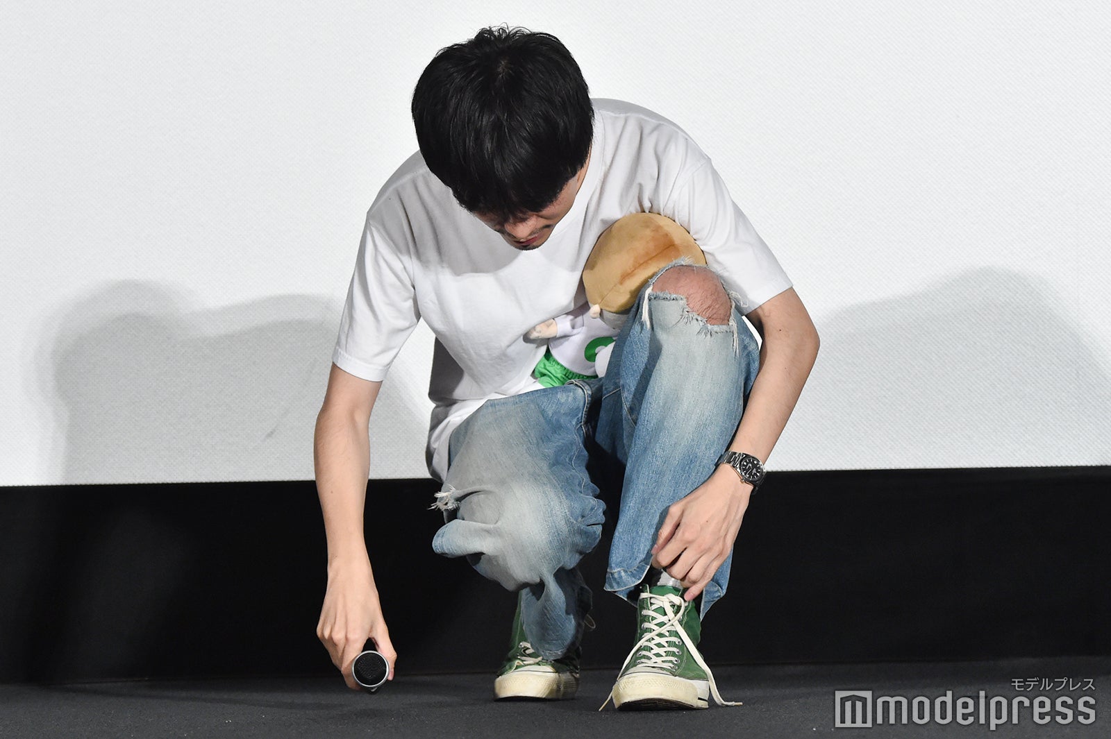 靴紐を直す成田凌 （C）モデルプレス