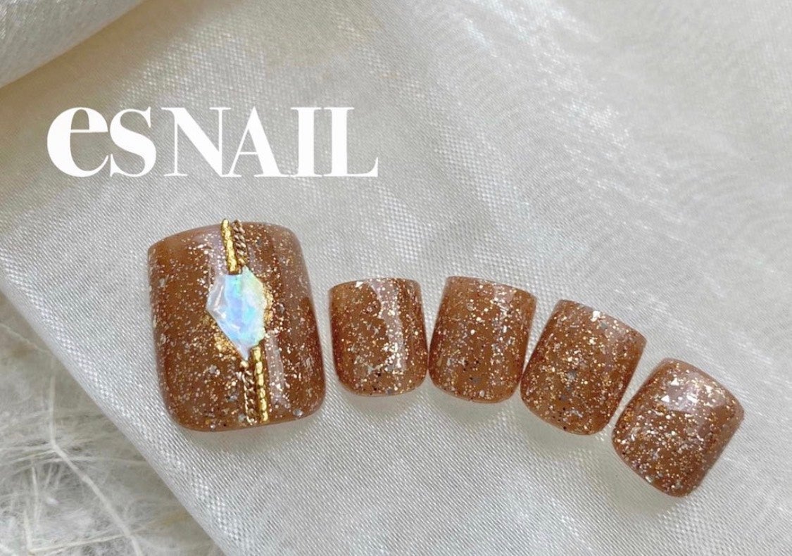 ワントーン×ミックスグリッターがお洒落（画像提供：esNAIL）