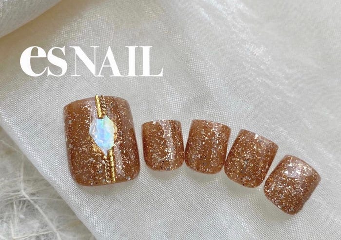 ワントーン×ミックスグリッターがお洒落(画像提供:esNAIL)