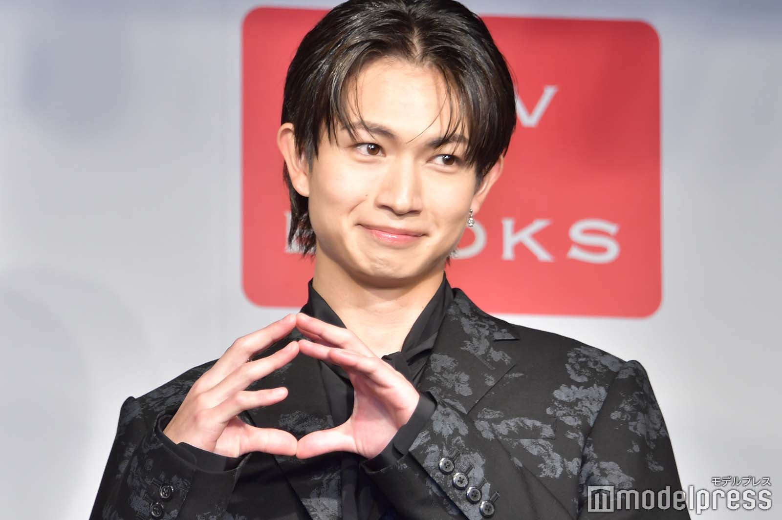 “つなマル”ポーズの綱啓永（C）モデルプレス