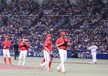 広島が痛恨の逆転負け 死球から逆転許しあわや乱闘騒ぎも 警告試合の異様な雰囲気に 新井監督が謝罪する異例の事態