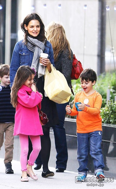 iphoneを手にした男の子と、楽しそうなスリちゃん。Photo：Splash/アフロ