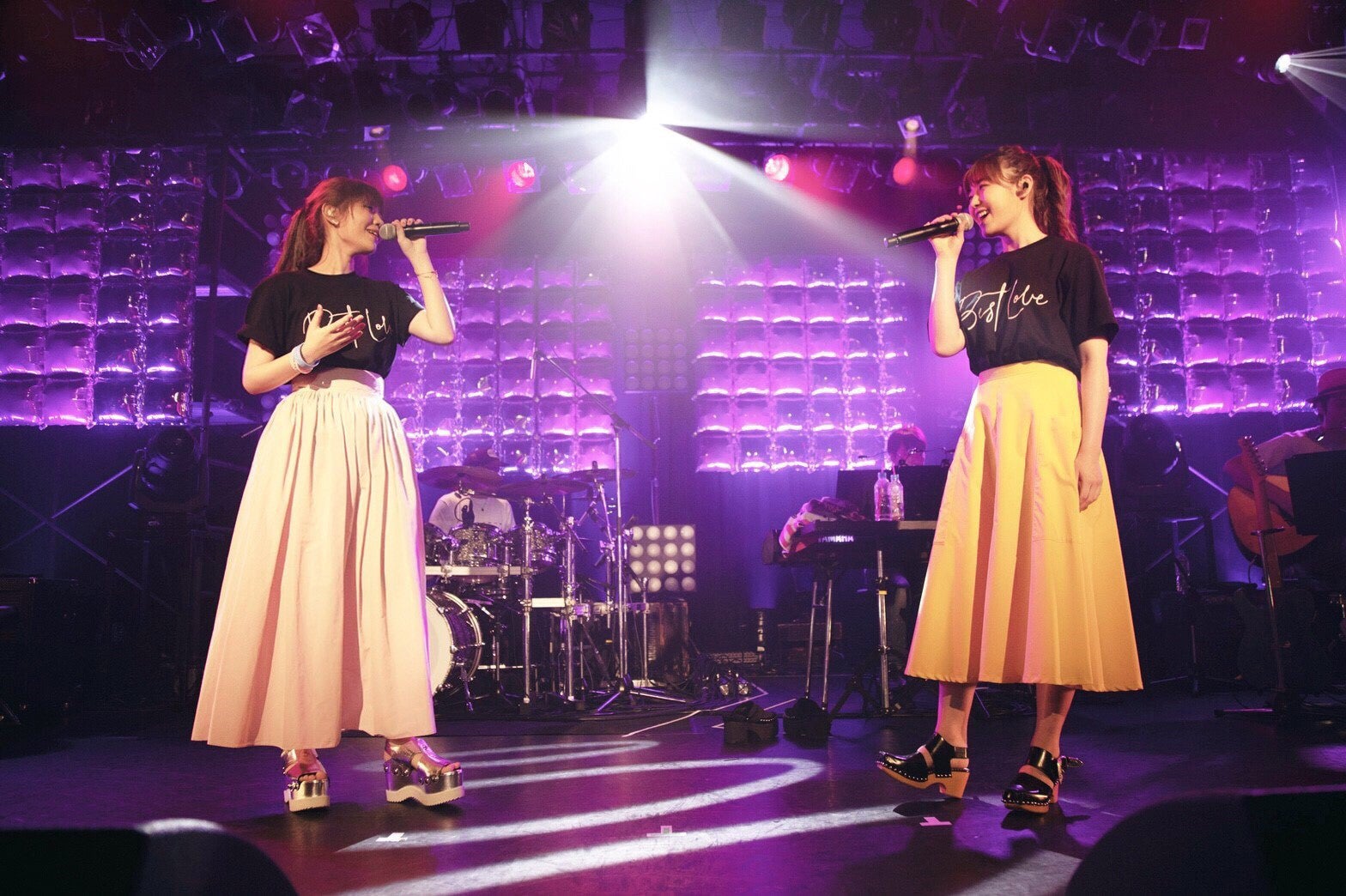 MACO＆E-girls鷲尾伶菜、コラボ曲初披露にフリートーク「大好きな親友が来てくれて…」