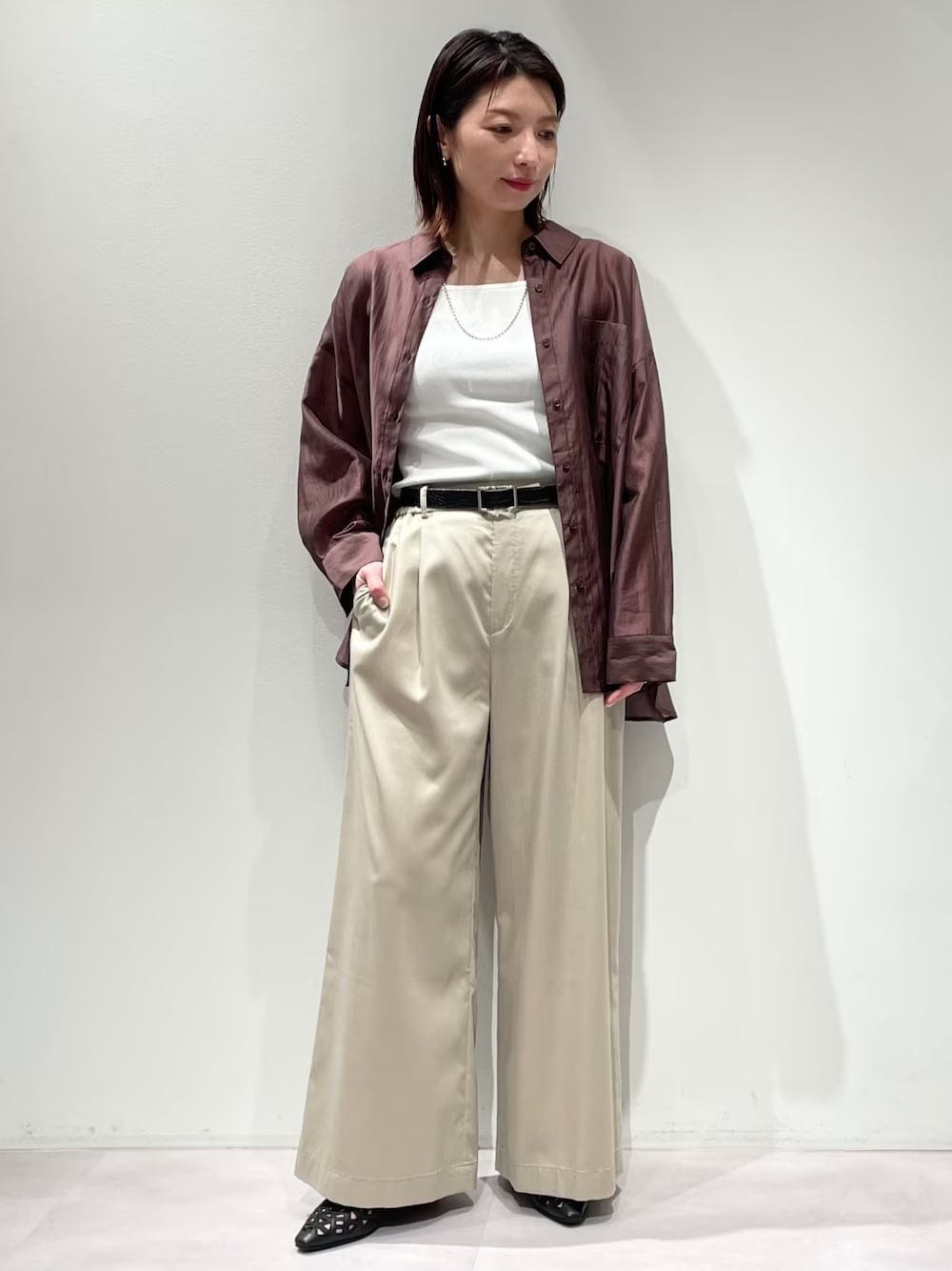 【OKコーデ】シアー素材のシャツはダークカラーなら引き締め効果もアップします　出典：WEAR