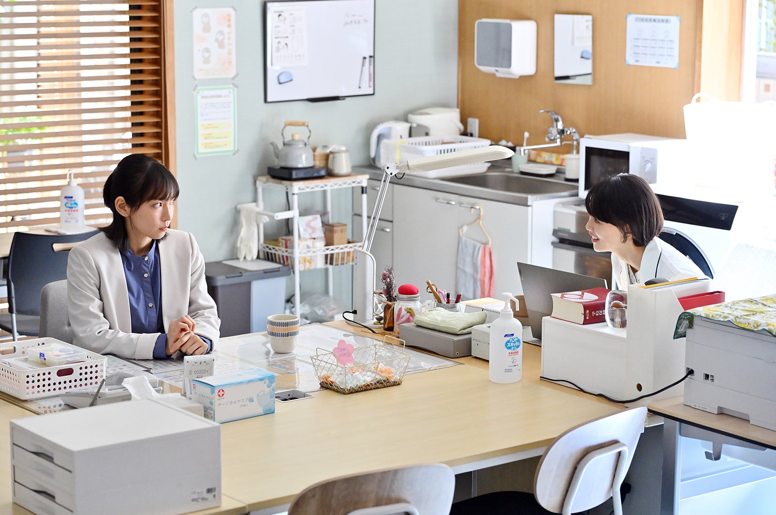 吉岡里帆、臼田あさ美「御上先生」第1話（C）TBS