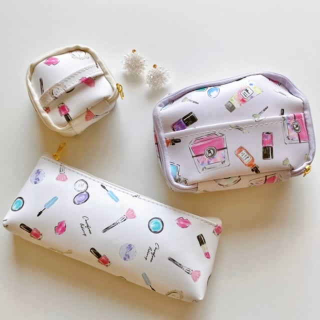 キャンドゥ これが100円 高級感あふれる大人かわいいコスメ柄ポーチ モデルプレス キャンドゥ これが100円 高級感あふれる大人かわいいコスメ柄ポーチ モデルプレス