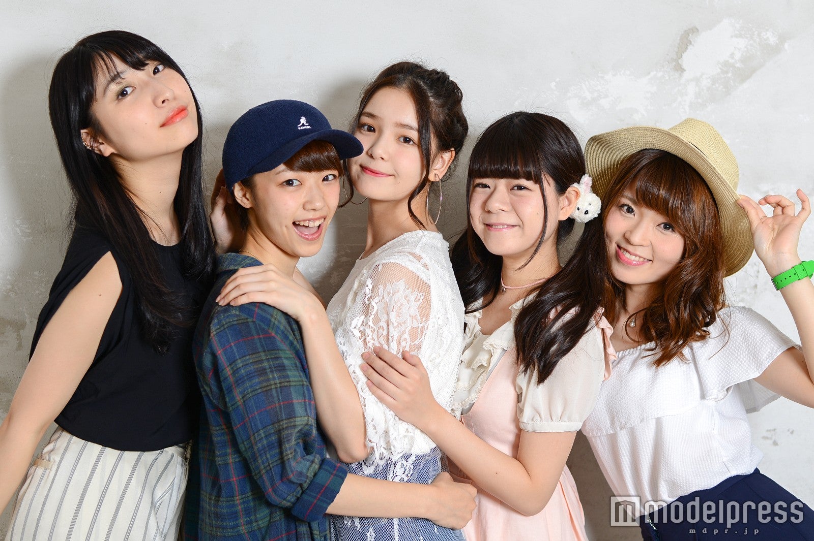 レースガウンにオフショル…トレンドが全部詰まってる！？“異色のオフィス系ガールズ”ハイモチとファッショントーク！今後の野望も明かす