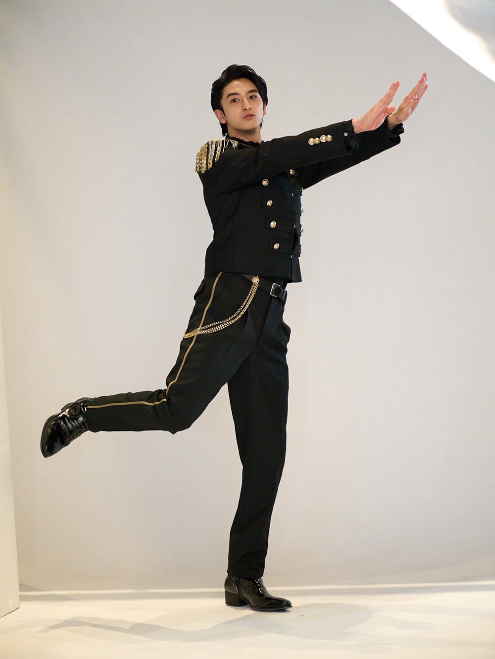 グッズ撮影で不思議なポーズをする新原泰佑／モデルプレス独占カット（提供写真）