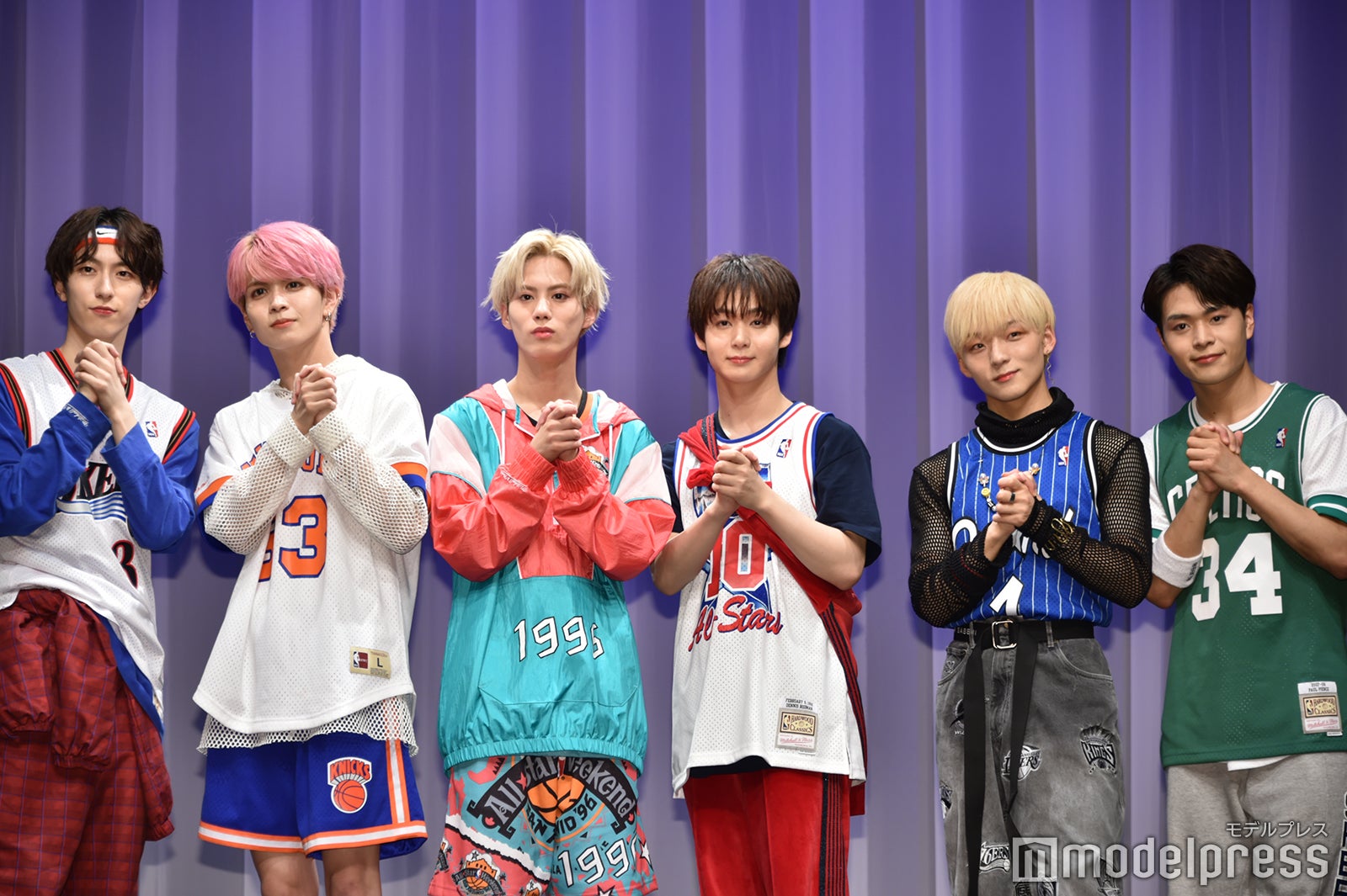 “OCTPATHポーズ”をとる（左から）OCTPATH／四谷真佑、栗田航兵、小堀柊、太田駿静、古瀬直輝、海帆 （C）モデルプレス