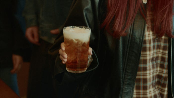 新CM「紅茶のラテ」篇(提供写真)