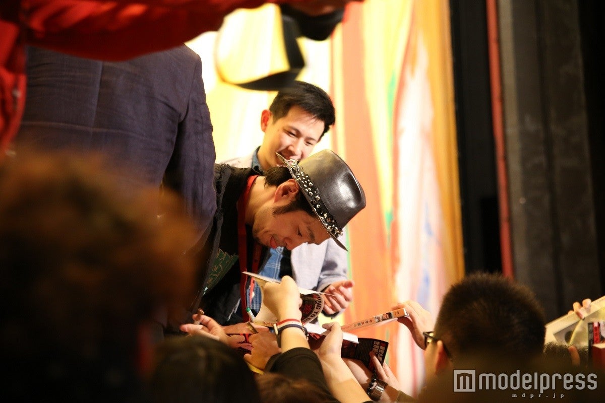 宮藤官九郎監督（中央）宮藤官九郎監督（中央）／（C）2016 Asmik Ace, Inc. / TOHO CO., LTD. / J Storm Inc. / PARCO CO., LTD. / AMUSE INC. / Otonakeikaku Inc. /　KDDI CORPORATION / GYAO Corporation