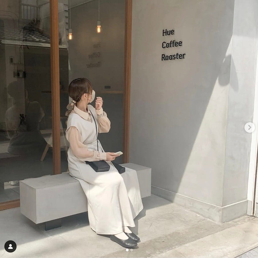シアートップス×ジャンスカの淡色コーデ