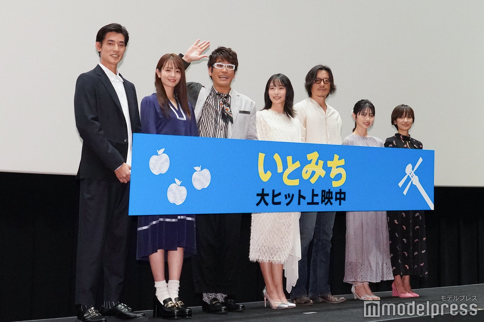 （左から）中島歩、横田真悠、古坂大魔王、駒井蓮、豊川悦司、ジョナゴールド、横浜聡子監督（C）モデルプレス