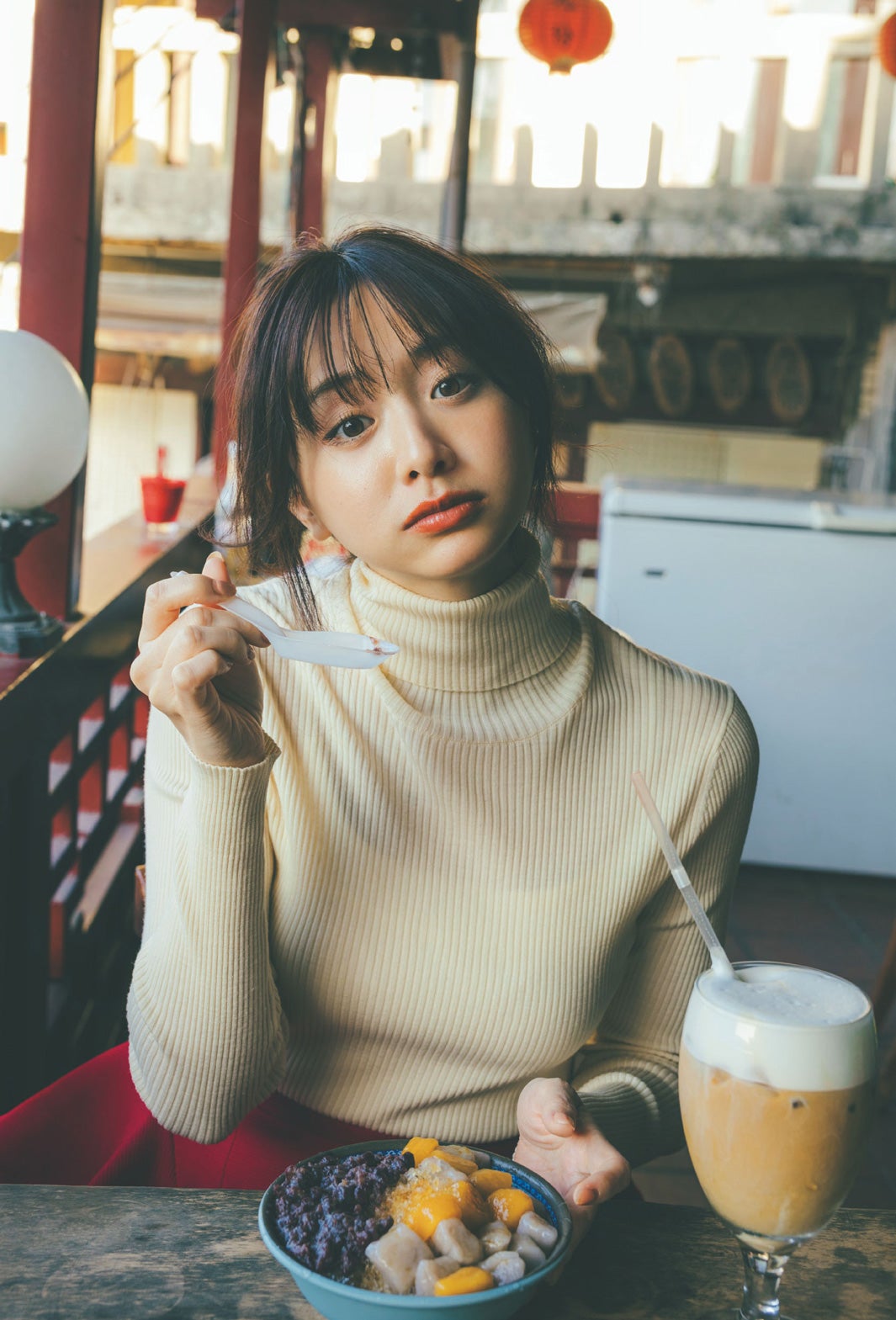 森香澄、大胆ミニ丈で美脚披露「週プレ」表紙登場