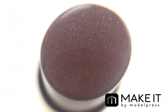 深いブラウンに微細なパール (C)メイクイット