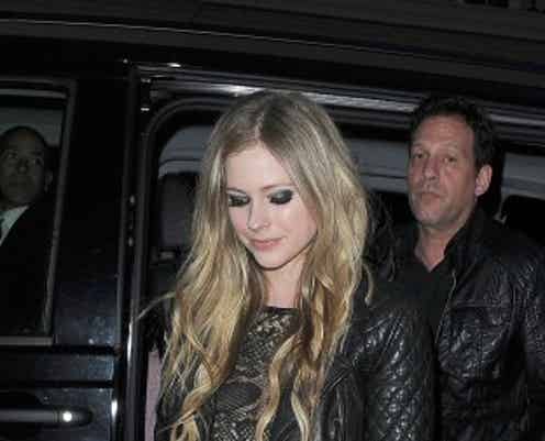 アヴリル・ラヴィーン、妊娠説も浮上したスゴすぎるお腹ポッコリ写真