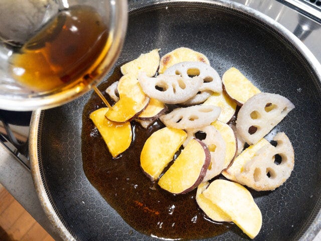 火が通ったら①の合わせ調味料を加えて加熱し、沸騰して沸々し始めたら全体に絡めます。 火が通ったら①の合わせ調味料を加えて加熱し、沸騰して沸々し始めたら全体に絡めます。