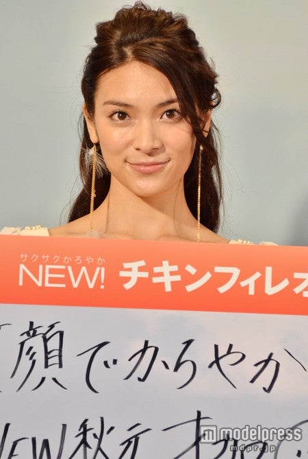 日本マクドナルド「NEWチキンフィレオ」記者発表会に出席した秋元才加