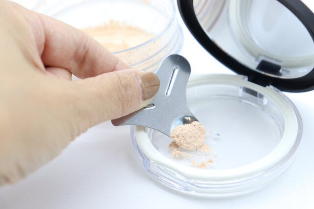 セリア フェイスパウダー詰め替えツール セリアのフェイスパウダー詰め替えツールでコスメを詰め替える
