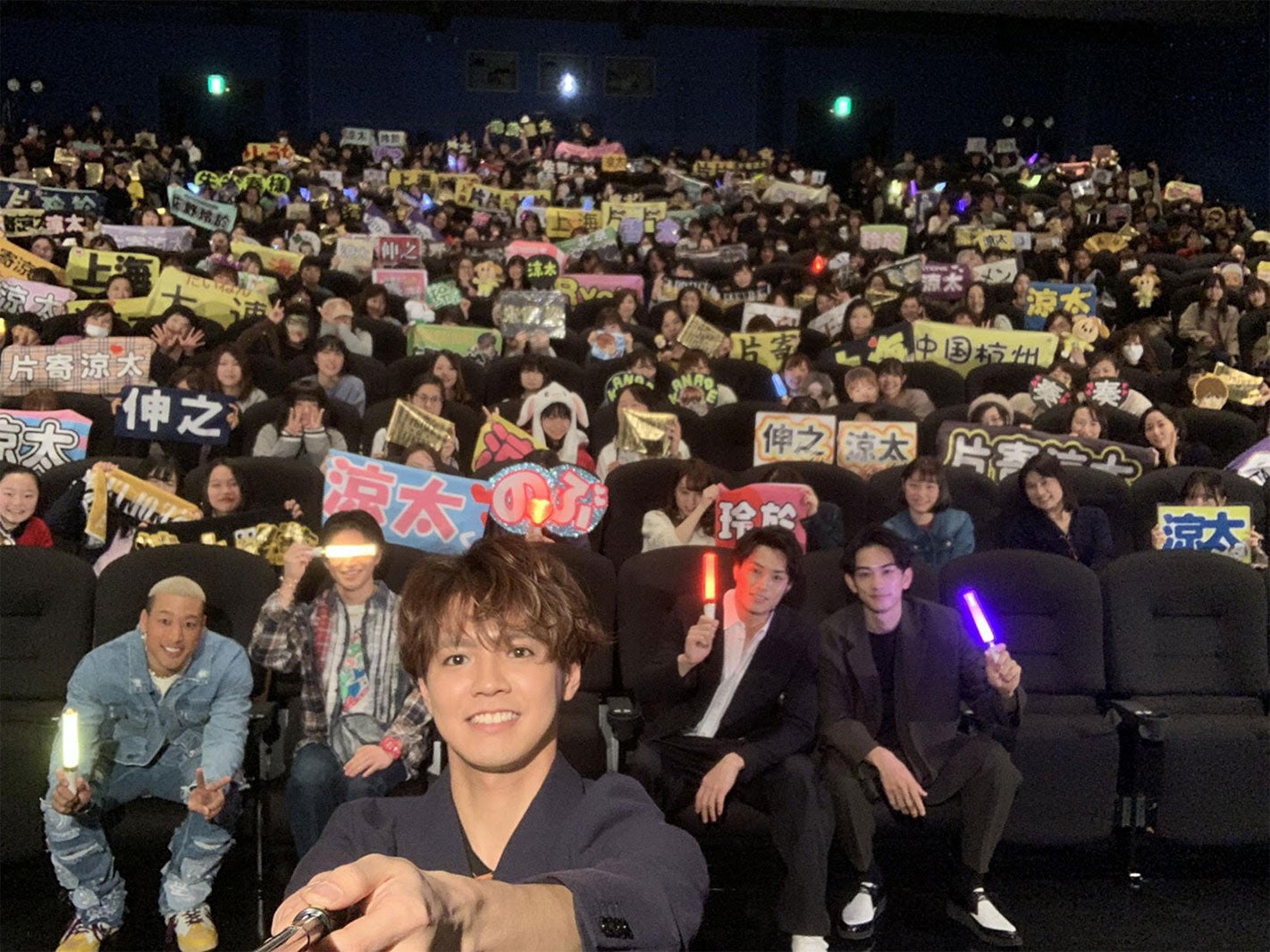 片寄涼太がセルフィーに挑戦（C）「PRINCE OF LEGEND」製作委員会 （C）HI-AX All Rights Reserved.