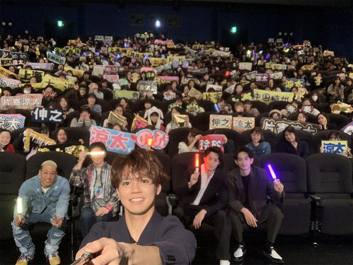 片寄涼太がセルフィーに挑戦(C)「PRINCE OF LEGEND」製作委員会 (C)HI-AX All Rights Reserved.