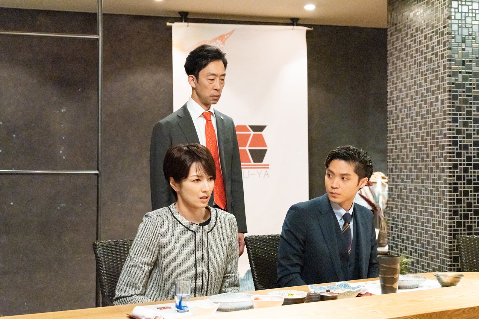 （上から時計回りに）北村有起哉、磯村勇斗、吉瀬美智子「ケイジとケンジ、時々ハンジ。」第7話より（C）テレビ朝日