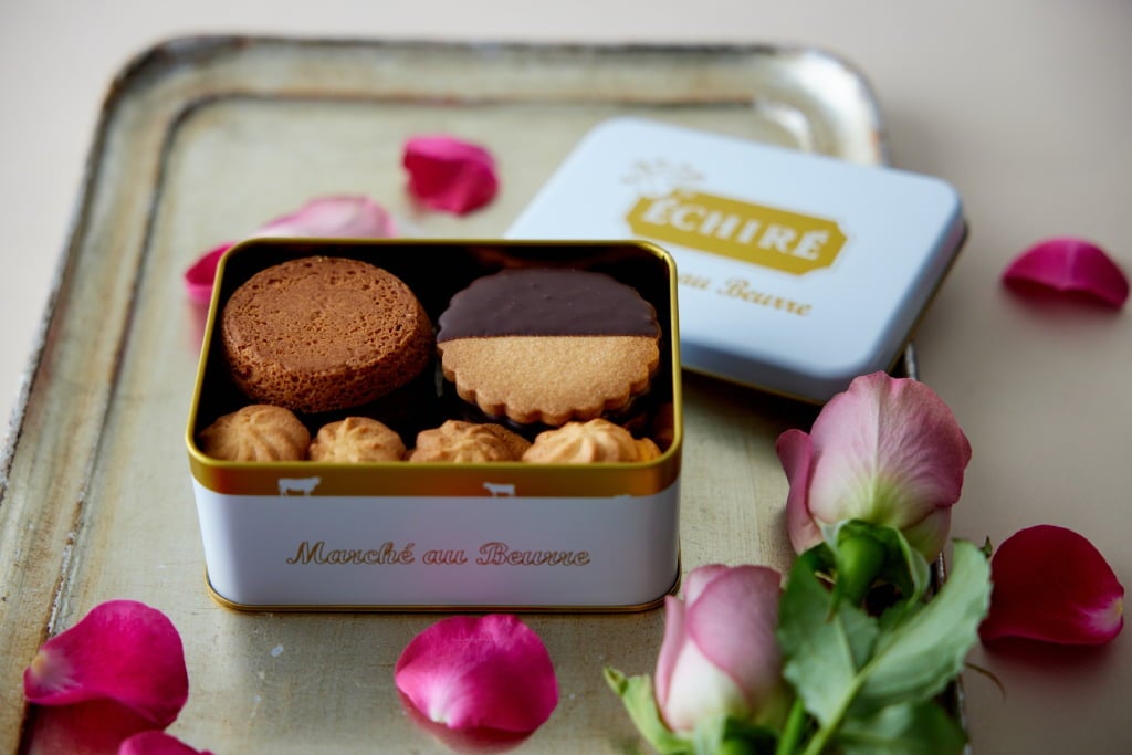 【大阪・梅田】「エシレ・マルシェ オ ブール」のバレンタイン限定缶「サブレ・ショコラ」が今年も登場♡ ハートモチーフの限定パケも注目