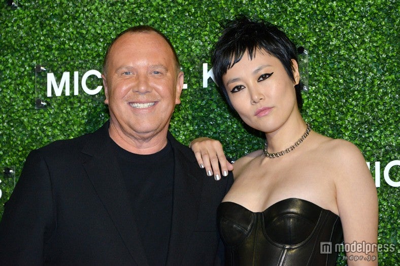 マイケル・コース氏（左）と菊地凛子（右）