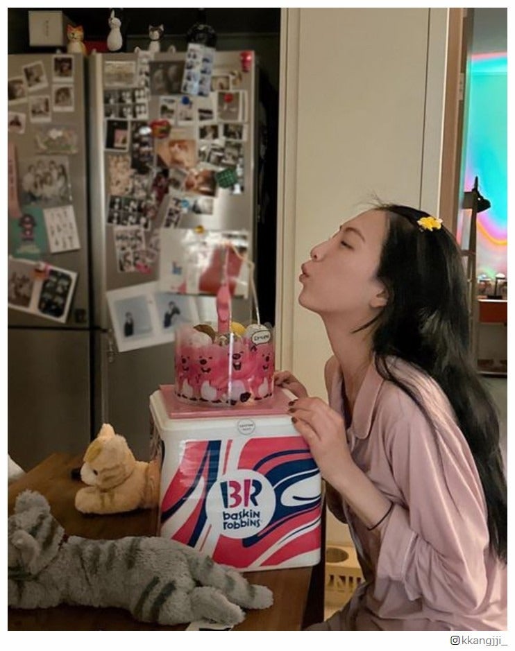 KARA知英、1年前バースデーショット “6人の集合写真”に注目集まる「もしかしてハラちゃん？」「泣ける」